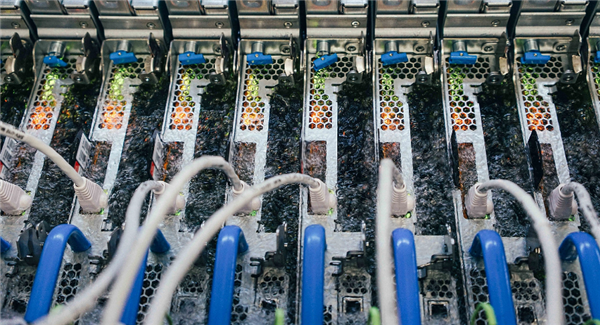 為更好地散熱，微軟將服務(wù)器浸入液體中