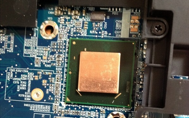 將剛才的涂抹硅脂的銅片貼在南橋上