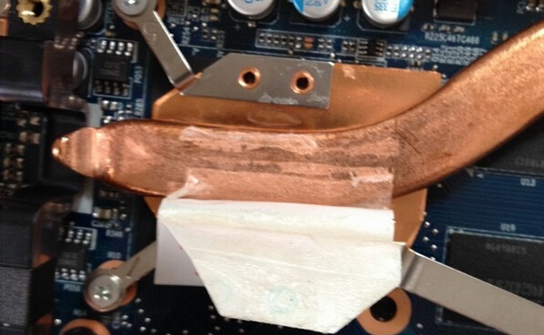 撥開導(dǎo)熱銅管上的保封條